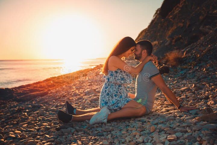 Consejos para un domingo especial: amor y bendiciones inolvidables 1 una pareja abrazada bajo un hermoso atardecer en la playa
