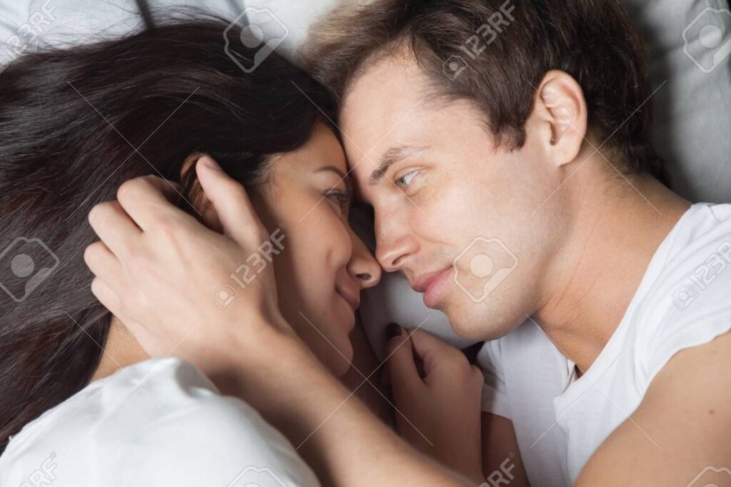 10 formas originales de expresar amor a tu esposa durante las noches 1 una pareja abrazada en la cama sonriendo y mirandose tiernamente 1