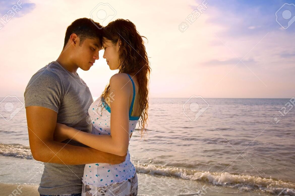 una pareja abrazandose en un atardecer romantico
