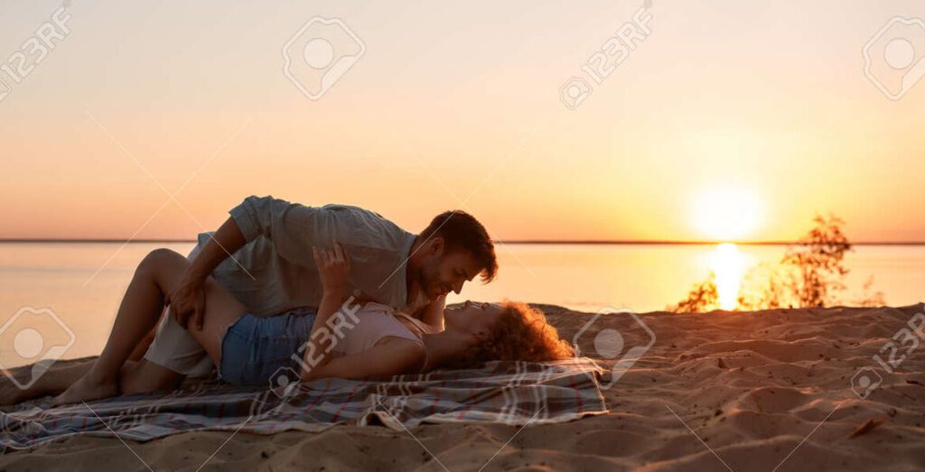 Descubre la magia de un beso apasionado y cómo te hace sentir 1 una pareja besandose apasionadamente en un atardecer romantico 1