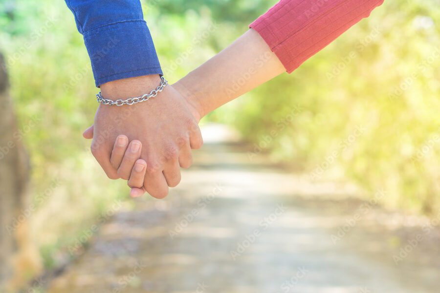Cómo tener una relación saludable: fortalece tu vínculo de pareja 1 una pareja caminando de la mano en un hermoso paisaje 1