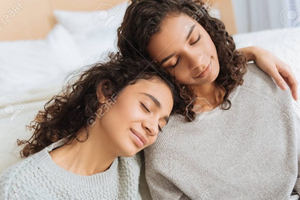 Aprende a manejar los celos y la inseguridad en tu relación 1 una pareja conversando y sonriendo mientras se abrazan en un entorno tranquilo y relajado