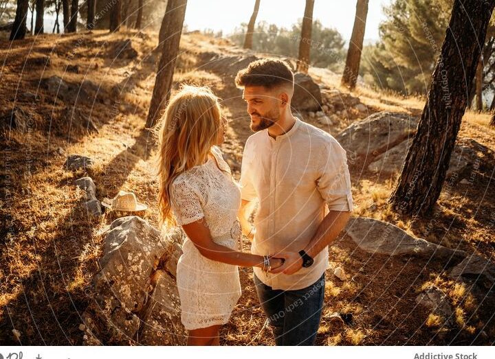 Cómo superar los celos y fortalecer tu relación de pareja 1 una pareja feliz abrazandose en un entorno tranquilo y romantico