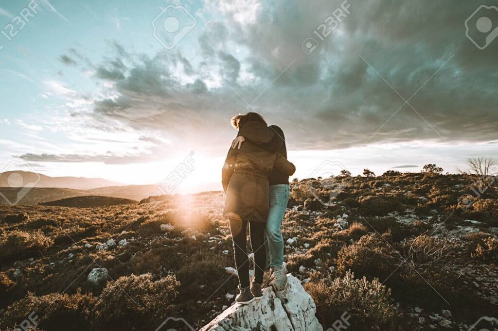 Reaviva tu matrimonio: Cómo recuperar el amor tras la separación 1 una pareja feliz abrazandose en un paisaje romantico al atardecer 1