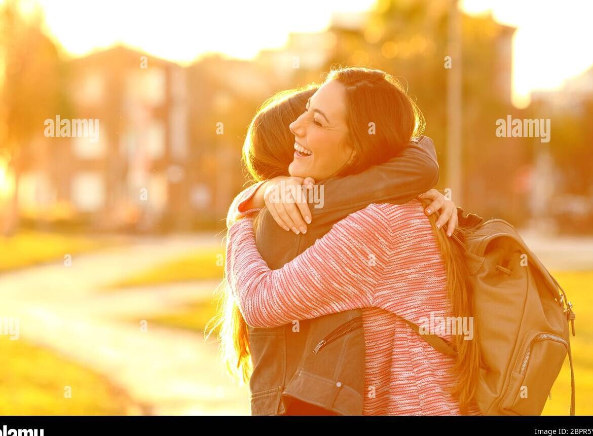 una pareja feliz abrazandose en un parque al atardecer
