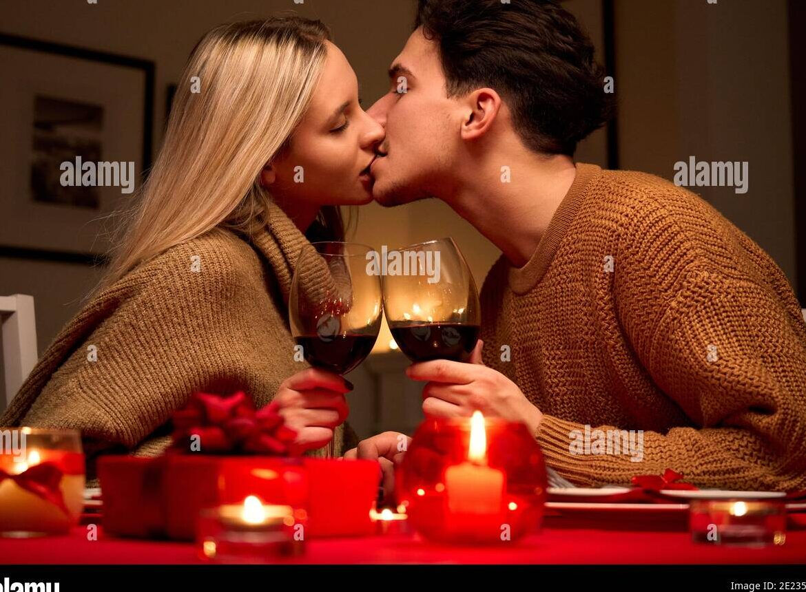 una pareja feliz celebrando su aniversario de 9 anos con una romantica cena a la luz de las velas