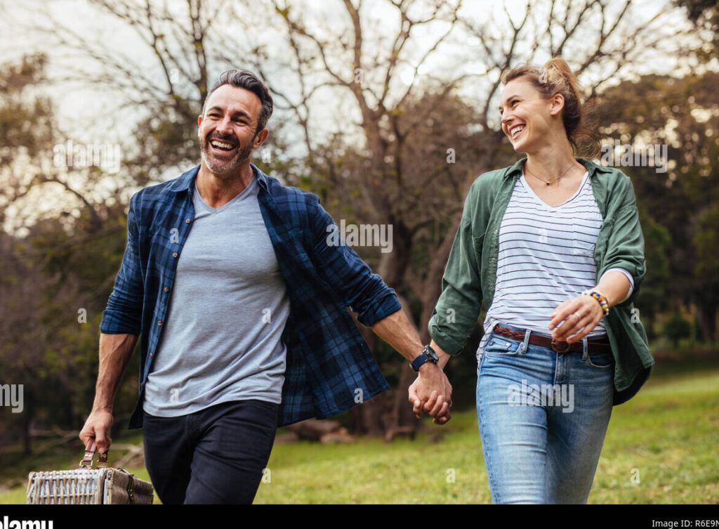 5 estrategias infalibles para pedirle a alguien que sea tu novia 1 una pareja feliz tomada de la mano en un parque