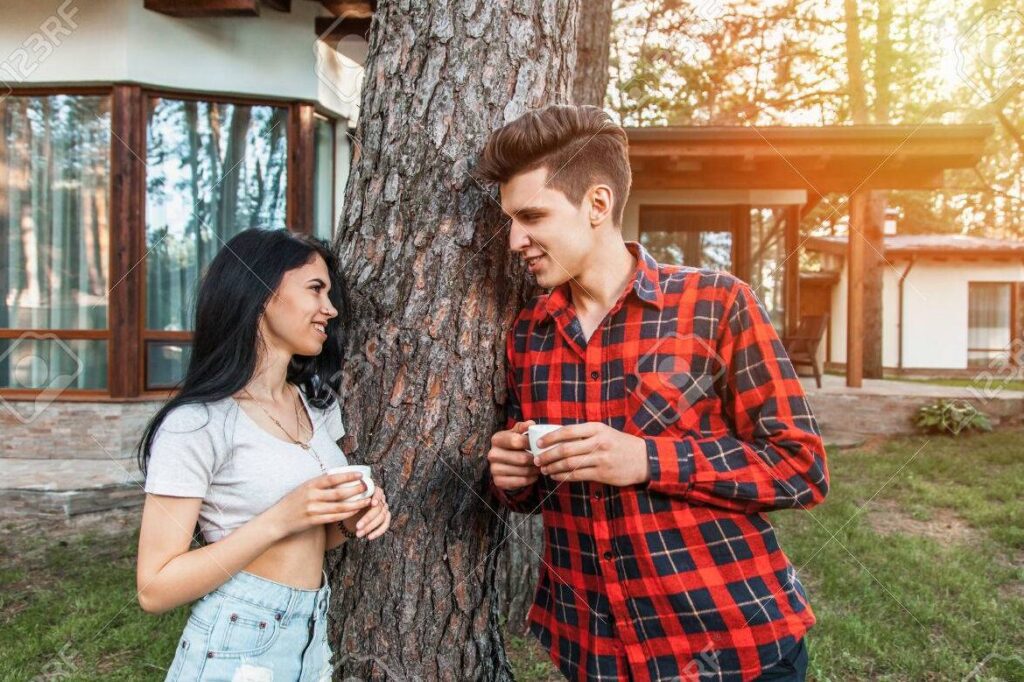 Comunicando el deseo de un beso: guía para expresar tus sentimientos sin incomodar 1 una pareja mirandose a los ojos mientras se sonrien timidamente