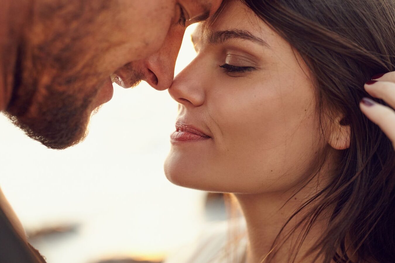 una pareja mirandose intensamente a los ojos 1