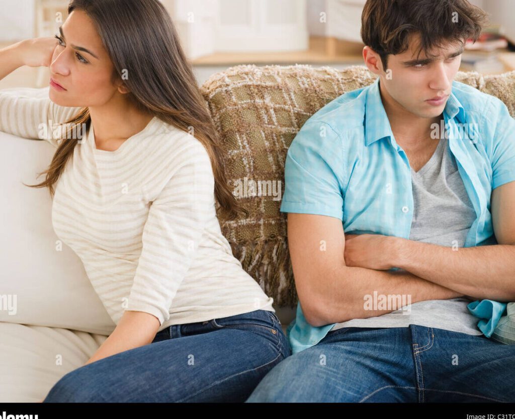 Recuperando la confianza: Cómo escribir una carta tras una infidelidad 1 una pareja sentada en un sofa mirandose fijamente y sosteniendo una carta abierta