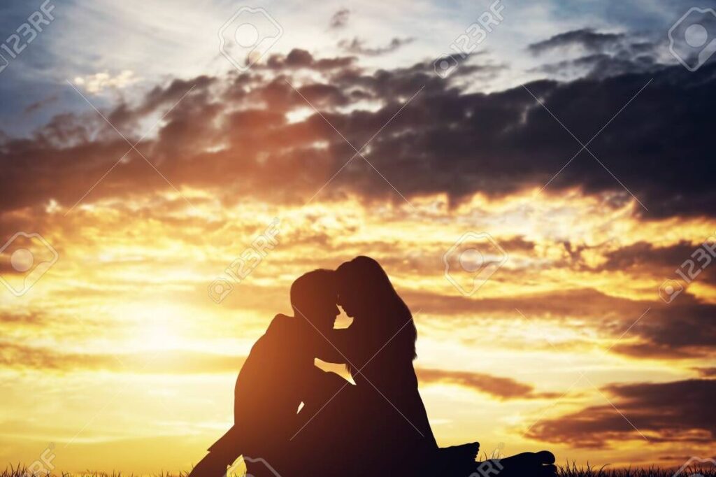 Las mejores ideas para expresar tu amor en este día especial 1 una pareja sonriente abrazandose en un hermoso paisaje al atardecer 16