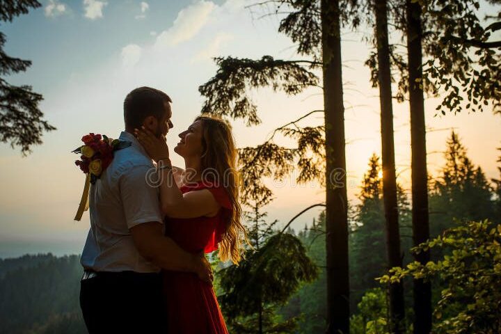 ¿Estás listo/a para amar de nuevo? Descubre cómo saberlo 1 una pareja sonriente abrazandose en un hermoso paisaje al atardecer 3