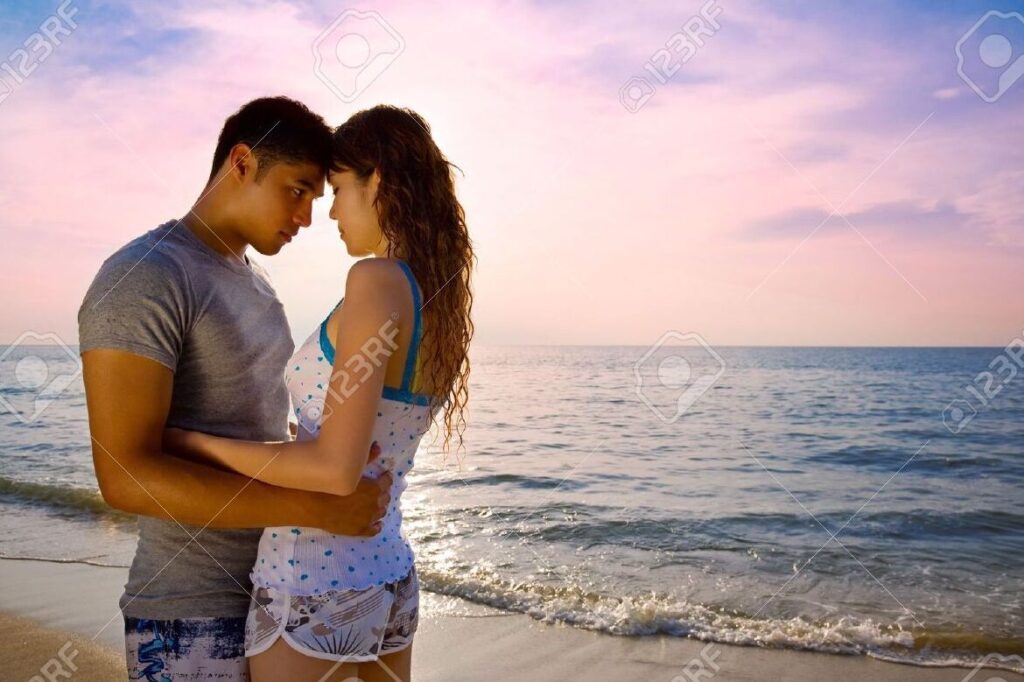 Palabras que enamoran a los hombres y los conquistan para siempre 1 una pareja sonriente abrazandose en un hermoso paisaje romantico al atardecer