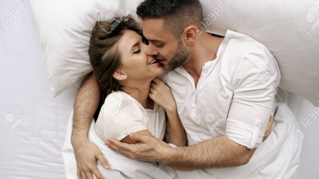 Increíbles mensajes de buenos días para sorprender a tu esposo 1 una pareja sonriente abrazandose mientras se despiertan en la cama