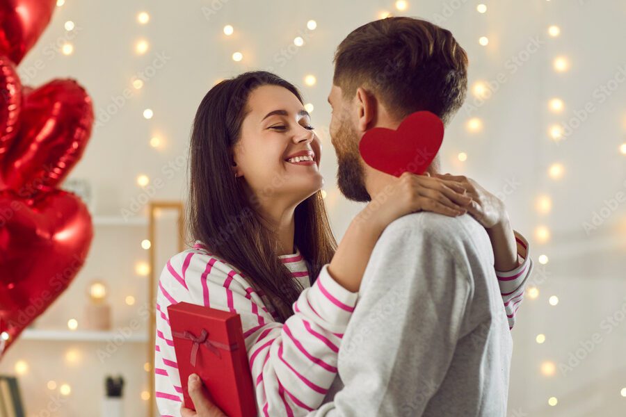 Expresar amor con palabras: consejos y técnicas sorprendentes 1 una pareja sonriente abrazandose y mirandose tiernamente