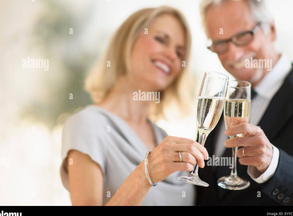 Festeja 7 años de amor: Ideas para fortalecer tu relación juntos 1 una pareja sonriente brindando con copas de champan