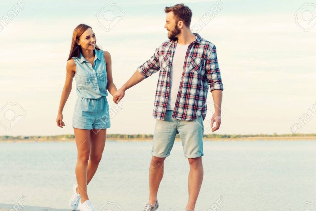 Señales clave para saber si tu relación tiene futuro a largo plazo 1 una pareja sonriente caminando de la mano
