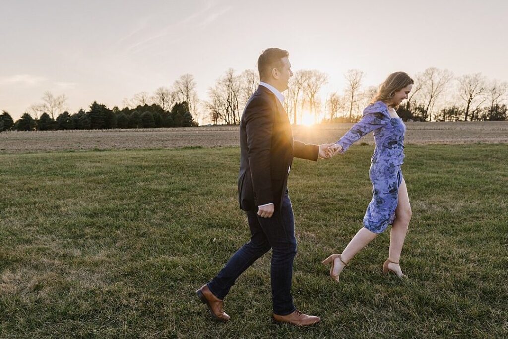 Palabras para expresar amor: Una tarde llena de amor y felicidad 1 una pareja sonriente caminando de la mano en un parque con el sol brillando y flores coloridas a su alrededor