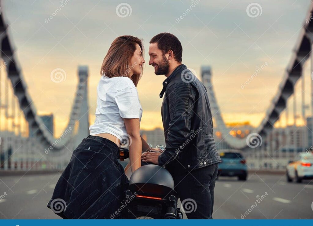 4 meses juntos: ideas para una carta de aniversario inolvidable 1 una pareja sonriente sosteniendo una carta de amor en medio de un paisaje romantico