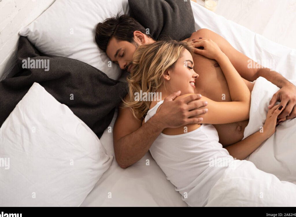 Descubre cómo mejorar tu vida sexual con estos consejos efectivos 1 una pareja sonriente y feliz en la cama