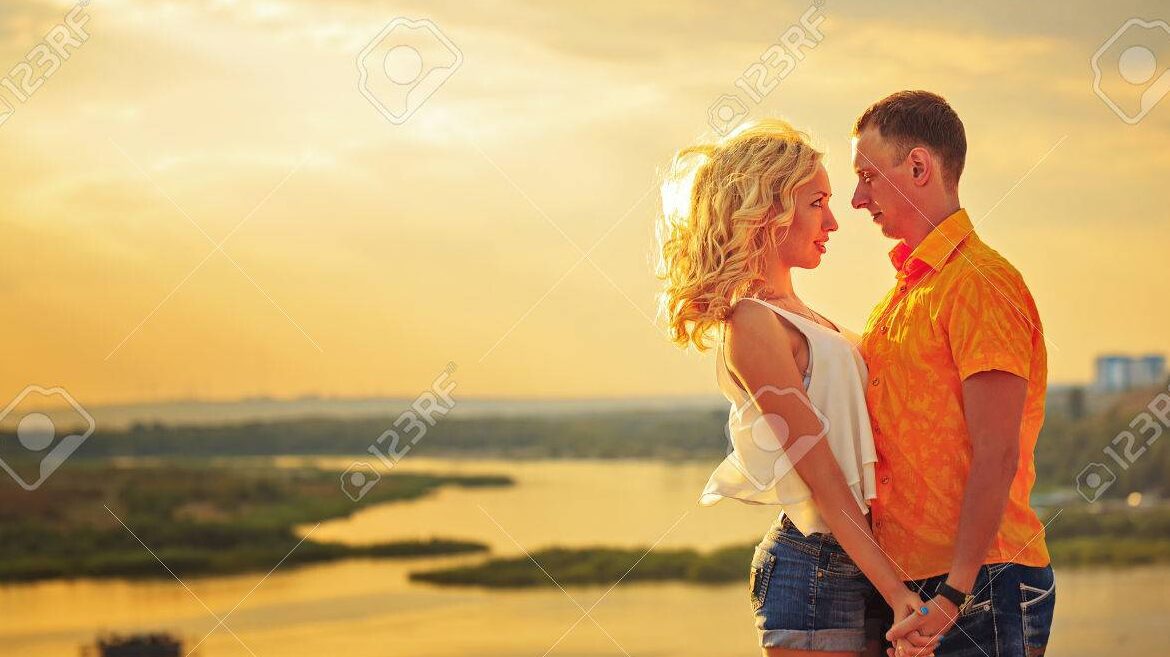 una pareja sosteniendo las manos y mirandose con ternura