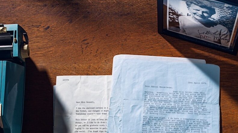 Carta de aniversario: Expresa tu amor a la distancia 1 una pareja sosteniendo un sobre con una carta en medio de un paisaje urbano