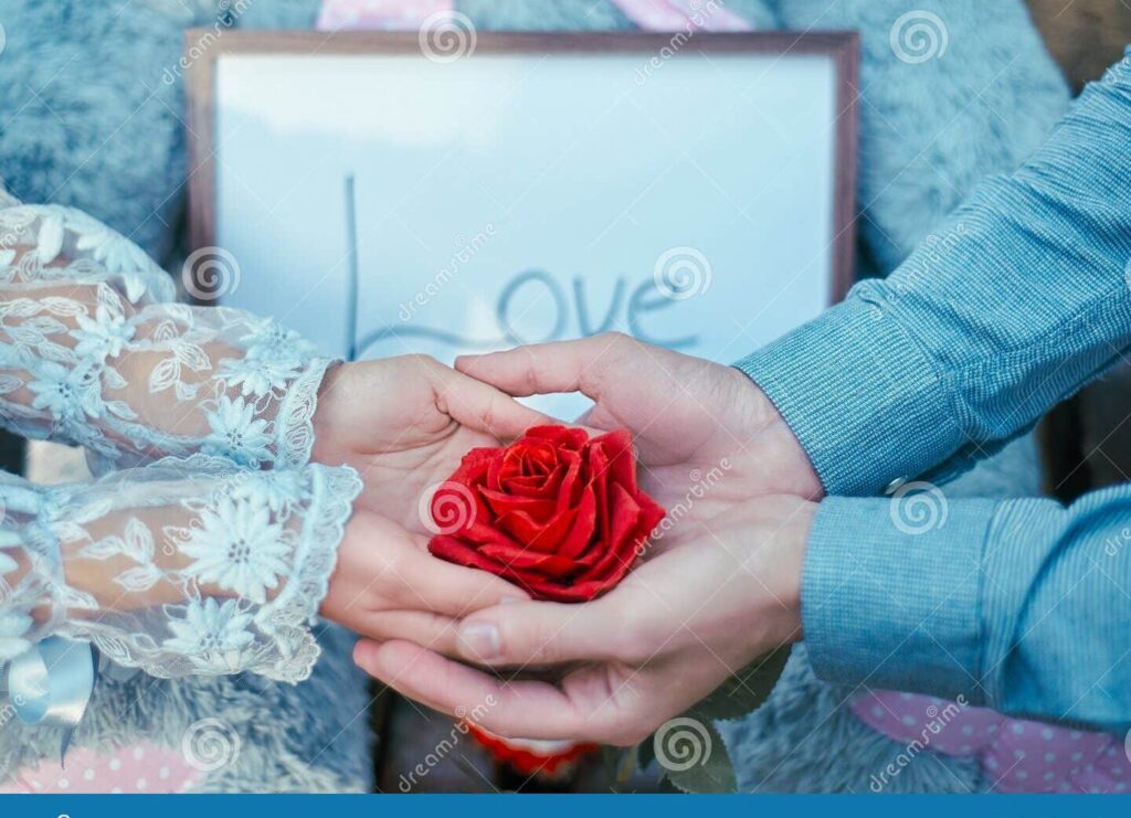 Expresa tu amor de forma única: Cómo transmitir sentimientos especiales 1 una pareja sosteniendo una rosa roja entre sus manos