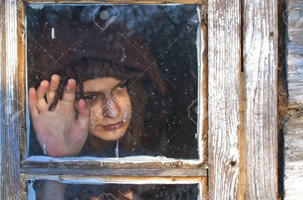 Afrontando el adiós repentino: cómo superar la partida sin despedirse 1 una persona mirando por una ventana con una expresion de tristeza