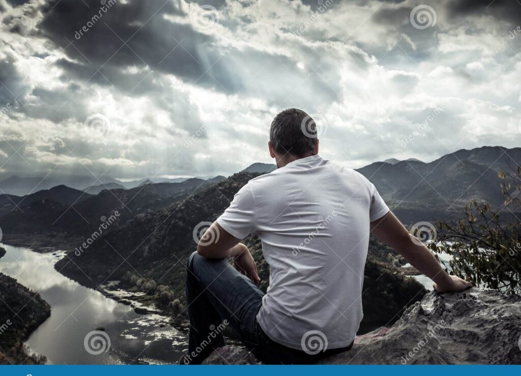 Superar una amistad que ha terminado: consejos para seguir adelante 1 una persona sola mirando hacia el horizonte con expresion reflexiva